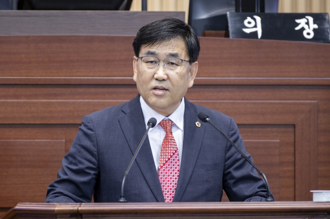 황두영 경북도의원(구미2)이 11일 열린 제356회 경상북도의회 제1차 정례회 제2차 본회의 도정질문에서 북구미IC 유통물류단지 개발, 대성저수지 개발 등 경북의 주요 현안에 대한 질의를 하고 있다. /사진제공=경북도의회