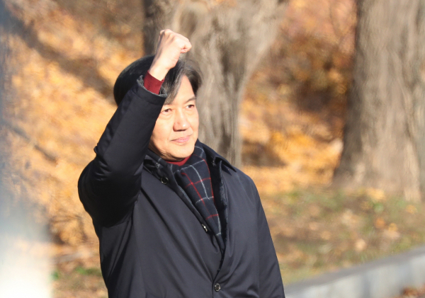 서울구치소에 수감 중인 조국 전 조국혁신당 대표가 이재명 대통령 당선 이후 일각에서 제기되는 자신의 사면·복권 문제에 대해 입장을 전했다. 사진은 조국 전 조국혁신당 대표가 경기 의왕시 서울구치소로 들어가기 전 지지자들에게 인사 하는 모습. /사진=뉴스1
