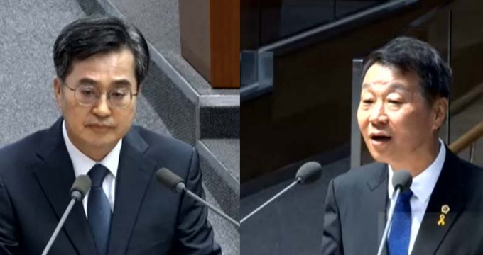 지난 11일 제384회 임시회 제2차 본회의 도정질문에서 강태형 도의원(오른쪽)이 김동연 경기도지사(왼쪽)를 상대로 도의 부실한 와상장애인 이동권 보장 대책 마련을 지적하고 있다. /사진=경기도의회