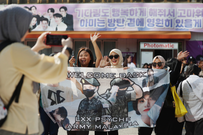 사진은 그룹 방탄소년단(BTS) 정국, 지민이 전역한 11일 서울 용산구 하이브 사옥 앞에서 BTS의 팬덤 '아미'(ARMY)들이 멤버들의 전역을 축하하는 모습. /사진=뉴시스