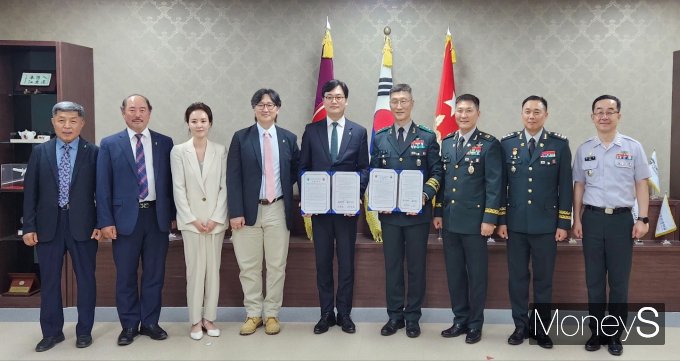 김동진 광주대학교 총장(오른쪽 다섯번째)과 김경중 육군부사관학교장(소장·오른쪽 네번째)등 관계자들이 상호 교류협력 업무협약을 맺은 후 기념촬영을 하고 있다/사진=광주대학교 제공.