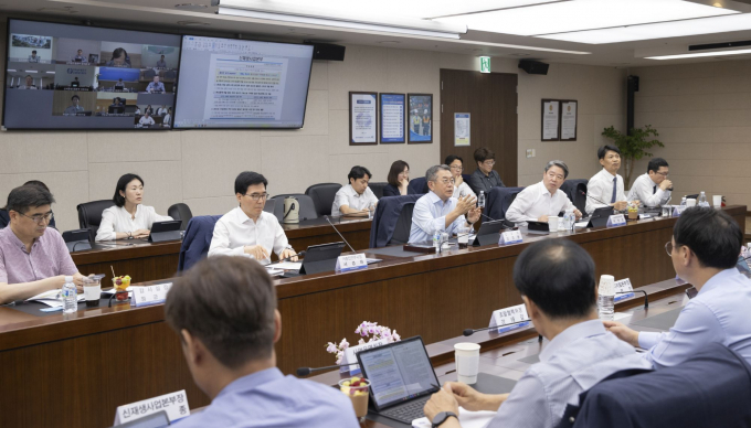 김준동 남부발전 사장(가운데줄 왼쪽 세 번째)이 민생·전략·혁신 대토론회를 주관하고 있다./사진=남부발전