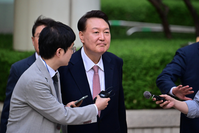 윤석열 전 대통령이 12일 오전 10시 예정이었던 경찰 2차 출석 요구에 불응했다. 이에 경찰은 이날 오후까지 기다리겠다는 입장이다. 사진은 윤 전 대통령이 지난 9일 서울 서초구 중앙지방법원에서 열린 내란 우두머리 혐의, 직권남용 권리행사방해 혐의 사건 6차 공판을 마친 후 취재진의 질문을 받으며 법원을 나선 모습. /사진=뉴시스