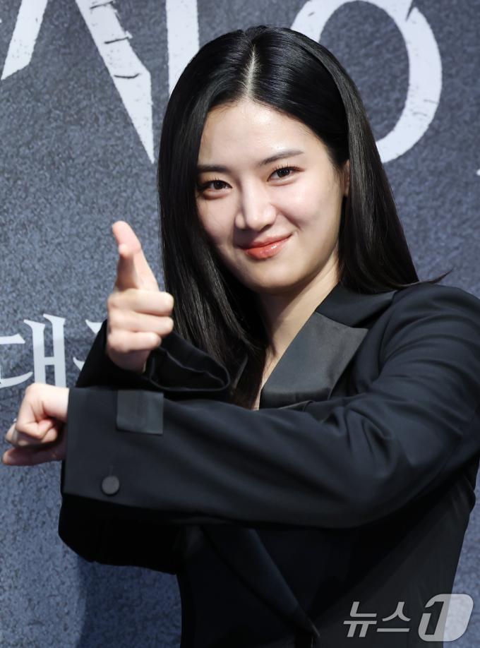 배우 박주현이 12일 서울 구로구 라마다서울신도림호텔에서 열린 STUDIO X+U 새 미드폼 드라마 '메스를 든 사냥꾼' 제작발표회에서 포즈를 취하고 있다. '메스를 든 사냥꾼'은 부검대 위에서 20년 전 죽은 줄 알았던 아빠이자 연쇄살인마 '재단사'의 익숙한 살인 방식을 발견한 부검의 세현(박주현 분)이 아빠의 먹잇감이 되지 않기 위해 경찰 정현(강훈 분)보다 먼저 그를 찾기 위해 나서는 범죄 스릴러다. ⓒ News1 권현진 기자