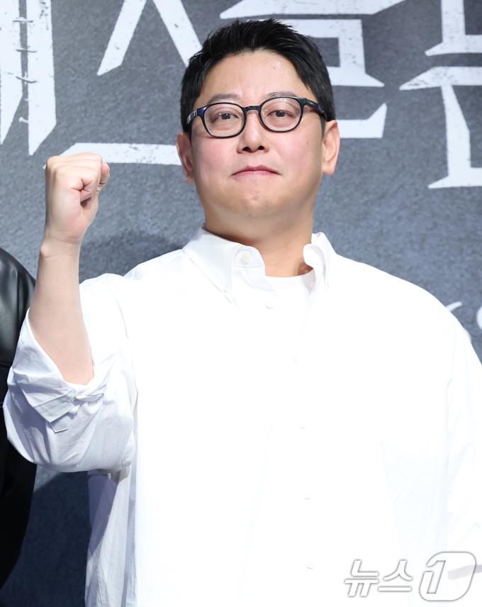 이정훈 PD가 12일 서울 구로구 라마다서울신도림호텔에서 열린 STUDIO X+U 새 미드폼 드라마 '메스를 든 사냥꾼' 제작발표회에서 포즈를 취하고 있다. '메스를 든 사냥꾼'은 부검대 위에서 20년 전 죽은 줄 알았던 아빠이자 연쇄살인마 '재단사'의 익숙한 살인 방식을 발견한 부검의 세현(박주현 분)이 아빠의 먹잇감이 되지 않기 위해 경찰 정현(강훈 분)보다 먼저 그를 찾기 위해 나서는 범죄 스릴러다. 2025.6.12/뉴스1 ⓒ News1 권현진 기자