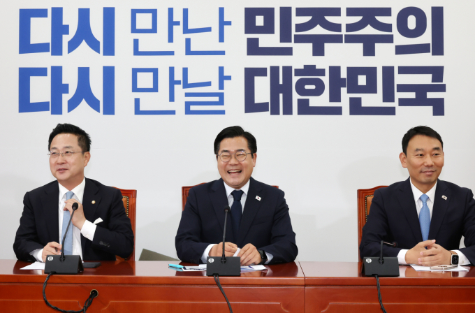 이재명 대통령이 '3대 특검법안'에 따른 특검 추천을 국회에 공식 의뢰하면서 내란·김건희·채상병 사건을 둘러싼 대규모 수사 절차가 가시화되고 있다. 사진은 박찬대(가운데) 더불어민주당 원내대표가 12일 오전 서울 여의도 국회에서 열린 고별 기자간담회에서 발언하고 있는 모습. /사진=뉴시스