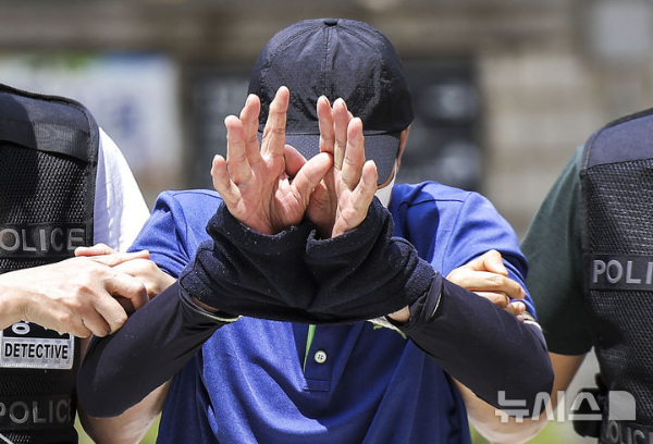새벽 시간대 서울 도심에서 청소 노동자에게 흉기를 휘둘러 살해한 혐의로 재판에 넘겨진 70대 남성이 2심에서도 징역 25년을 선고받았다. 사진은 70대 남성 A씨가 지난해 8월4일 서울 서초구 서울중앙지방법원에서 열린 영장실질심사(구속 전 피의자 심문)에 출석하며 손으로 얼굴을 가리는 모습./사진=뉴시스 
