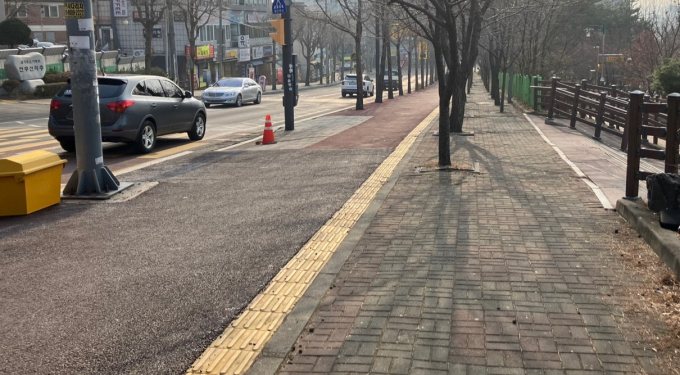  확장 공사를 추진하는 광교산로 교통 혼잡구간. /사진제공=수원시
