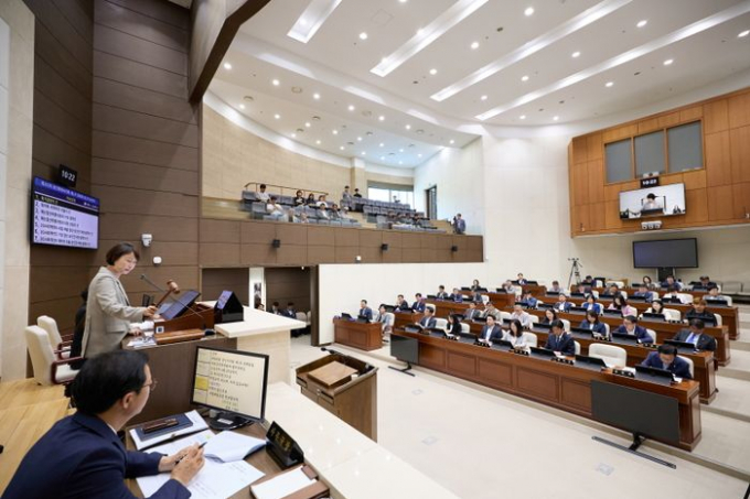 유진선 용인시의회 의장이 12일 제293회 제1차 정례회 개회를 선언하고 있다. /사진제공=용인특례시의회 