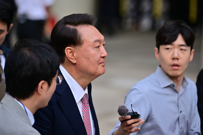더불어민주당이 이재명 대통령에게 12일 3특검법 특별검사 후보를 추천했다. 사진은 지난 9일 울 서초구 중앙지방법원에서 열린 내란 우두머리 혐의, 직권남용 권리행사방해 혐의 사건 6차 공판을 마친 윤석열 전 대통령. /사진=뉴스1