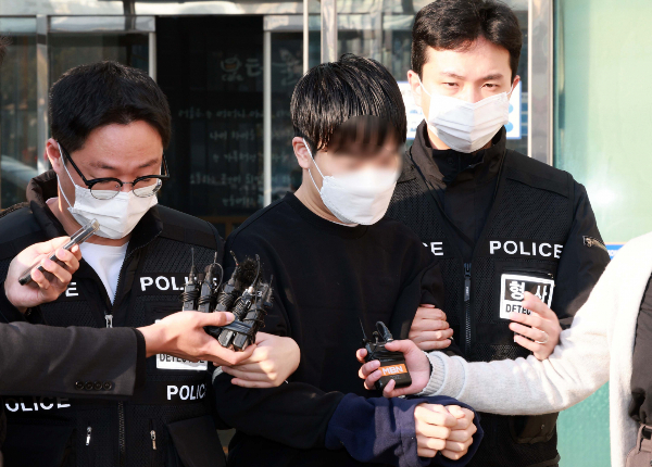 윤석열 전 대통령 파면 선고에 반발해 경찰버스 유리창을 부순 30대 남성이 징역 3년을 구형받았다. 사진은 윤석열 전 대통령 파면 직후 둔기를 휘둘러 경찰버스 유리창을 부순 피의자가 검찰로 송치되는 모습. /사진=뉴시스