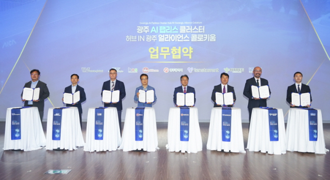 강기정 광주광역시장이 12일 오후 광주 실감콘텐츠큐브(GCC) MX 스튜디오에서 광주 인공지능 산업생태계 조성을 위한 AI유치기업 7개사와 업무협약을 체결하고 있다./사진=광주시