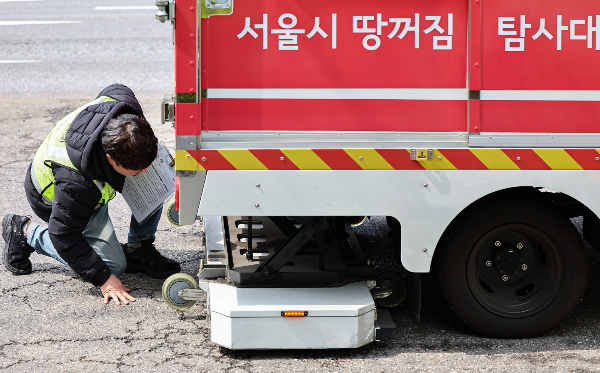 서울 관악구 KT구로타워 인근 사거리에서 소형 땅꺼짐이 발생했다. 사진은 지난 4월15일 서울 시내 한 도로에서 서울시 재난안전실 도로관리과 직원들이 땅꺼짐 탐사대 차량에 실린 장비를 점검하고 있는 모습. /사진=뉴스1