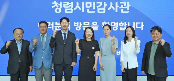 12일 경기도경제과학진흥원 청렴시민감사관으로 위촉된 6명이 투명한 감사를 다짐하며 포즈를 취하고 있다. /사진제공=경과원