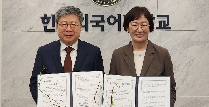 김혜순 재단 대표이사(오른쪽)와 이은구 원장이 12일 업무협약을 체결하고 있다. /사진=경기도