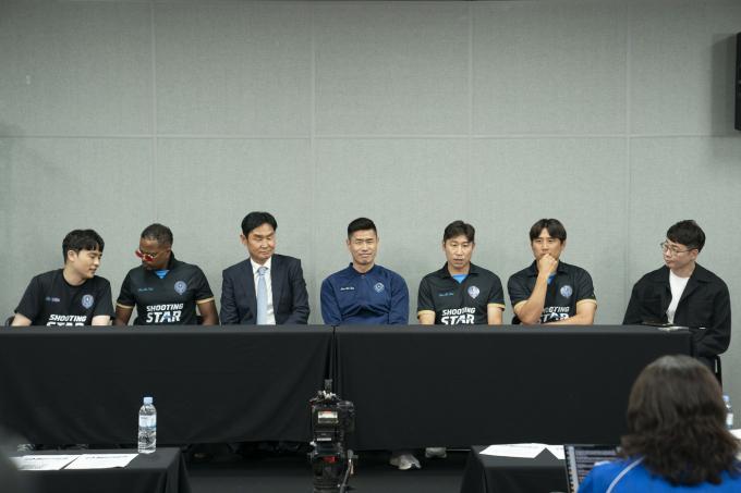 (왼쪽부터) 통역가, 에브라, 최용수 감독, 설기현 수석코치, 이근호, 구자철, 조효진 PD/쿠팡플레이 제공