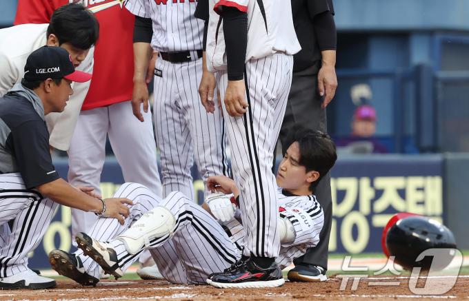 12일 오후 서울 송파구 잠실야구장에서 열린 프로야구 '2025 신한 SOL뱅크 KBO 리그' SSG 랜더스와 LG 트윈스의 경기, 2회말 LG 선두타자 구본혁이 SSG 선발투수 전영준의 투구에 몸에 맞은 뒤 그라운드에 누워 헬멧을 내던지고 있다. 2025.6.12/뉴스1 ⓒ News1 이동해 기자