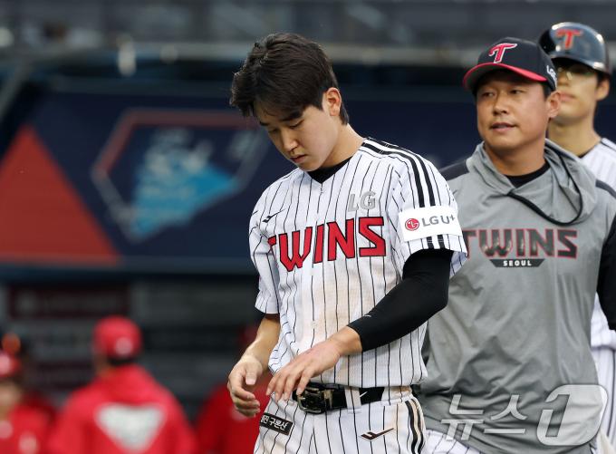 12일 오후 서울 송파구 잠실야구장에서 열린 프로야구 '2025 신한 SOL뱅크 KBO 리그' SSG 랜더스와 LG 트윈스의 경기, 2회말 LG 선두타자 구본혁이 SSG 선발투수 전영준의 투구에 손등 부위를 맞은 뒤 교체되고 있다. 2025.6.12/뉴스1 ⓒ News1 이동해 기자