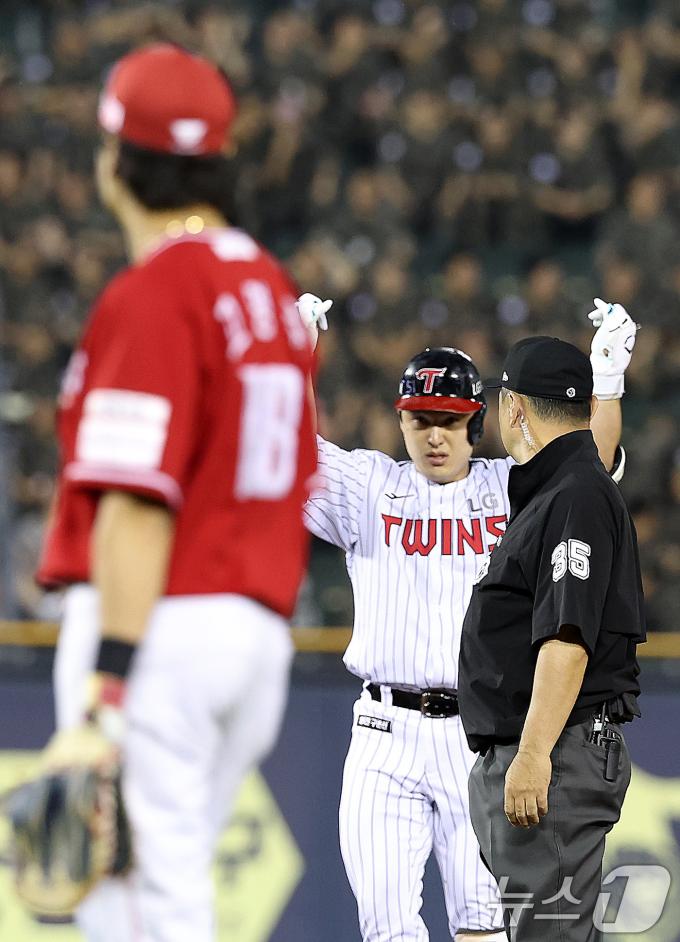 12일 오후 서울 송파구 잠실야구장에서 열린 프로야구 '2025 신한 SOL뱅크 KBO 리그' SSG 랜더스와 LG 트윈스의 경기, 5회말 2사 1,3루 LG 박동원이 역전 2타점 적시타를 때려낸 뒤 세리머니를 하고 있다. 2025.6.12/뉴스1 ⓒ News1 이동해 기자