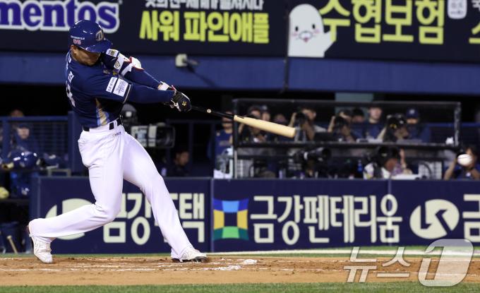 18일 오후 서울 송파구 잠실야구장에서 열린 프로야구 '2024 신한 SOL 뱅크 KBO리그' 두산 베어스와 NC 다이노스의 경기에서 7회초 무사 3루 상황 NC 김휘집이 타점을 올리는 안타를 치고 있다. 2024.6.18/뉴스1 ⓒ News1 김명섭 기자