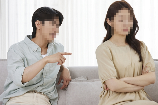 환승 연애한 지인 결혼 소식을 접한 여성이 고민을 전했다. 사진은 기사의 이해를 돕기 위한 자료 사진. /사진=클립아트코리아