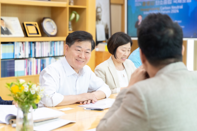 박승원 광명시장이 지난 12일 시장실에서 열린 ‘민생안정지원금 효과분석 연구용역’ 착수보고회에서 "시민 체감 중심의 정책을 입증하고, 효과성 있는 정책 로드맵을 구축해 광명형 민생모델을 국가 단위 우수사례로 발전시킬 계획"이라고 밝혔다. /사진제공=광명시
