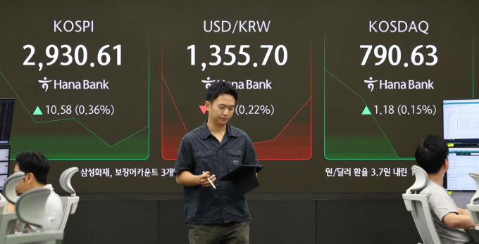 국내 증시가 13일 오전 소폭 하락하고 있다. 사진은 이날 오전 서울 중구 하나은행 딜링룸. /사진=뉴시스