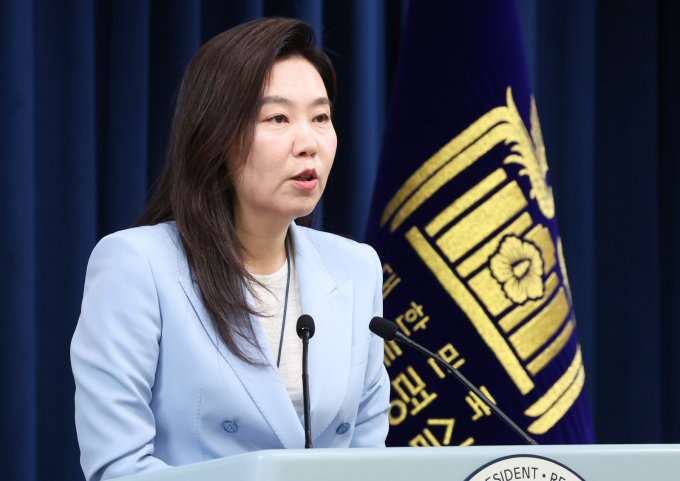 대통령실은 13일 이재명 대통령이 전날 밤 내란, 김건희, 채상병 사건에 대한 특별검사를 지명한 것과 관련해 "각 특검법의 성격, 수사의 독립성과 전문성, 정치적 중립성 등을 종합적으로 고려해 이뤄진 결정"이라고 밝혔다.사진은 강유정 대통령실 대변인이 이날 서울 용산구 대통령실 청사에서 오광수 민정수석비서관 사의 관련 브리핑을 하고 있는 모습. /사진=뉴스1