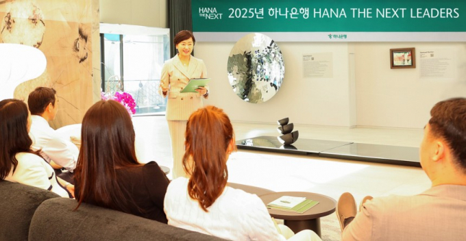 이은정 하나은행 하나더넥스트본부장이 강남구 삼성동에 위치한 Place1에서 '하나더넥스트 LEADERS' 프로그램을 안내하고 있다./사진=하나은