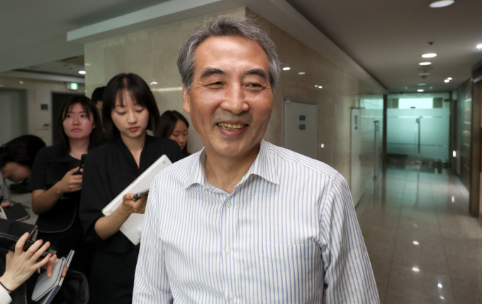 윤석열 전 대통령의 부인 김건희 여사 관련 의혹을 수사할 민중기 특별검사는 "사회적으로 논란이 컸던 사안인 만큼 객관적인 시각에서 접근해야 한다"는 입장을 밝혔다. 사진은 김건희 특검 특별검사에 지명된 민중기 변호사(전 서울중앙지방법원장)이 13일 서울 서초구 소재 법무법인 사무실에서 취재진과 만나 질의응답을 하고 있는 모습. /사진=뉴시스