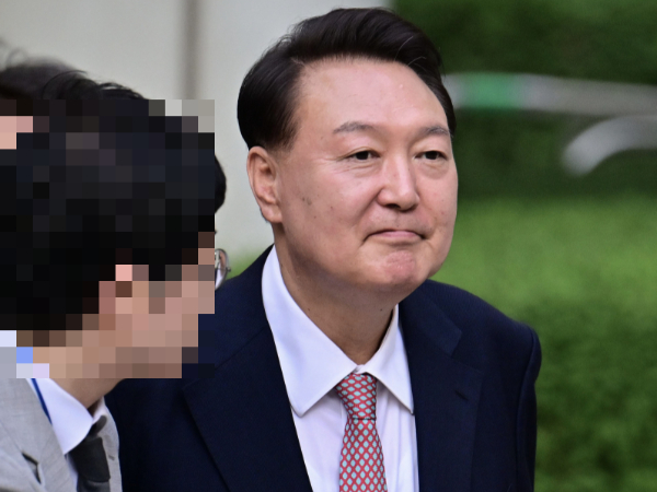 윤석열 전 대통령을 살해하겠다는 글이 게재돼 경찰이 수사에 착수했다. 사진은 윤석열 전 대통령이 지난 9일 오후 서울 서초구 중앙지방법원에서 열린 내란 우두머리 혐의, 직권남용 권리행사방해 혐의 사건 6차 공판을 마친 후 취재진의 질문을 받으며 법원을 나서고 있는 모습. /사진=뉴시스
