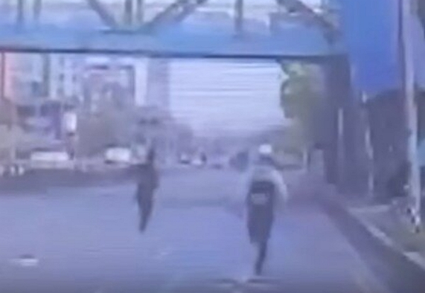 사진은 우즈베키스탄 국적의 20대 운전자 A씨를 추격하는 수원서부경찰서 경비교통과 소속 조여훈 경사의 모습. /사진=경기남부경찰청 유튜브 캡처