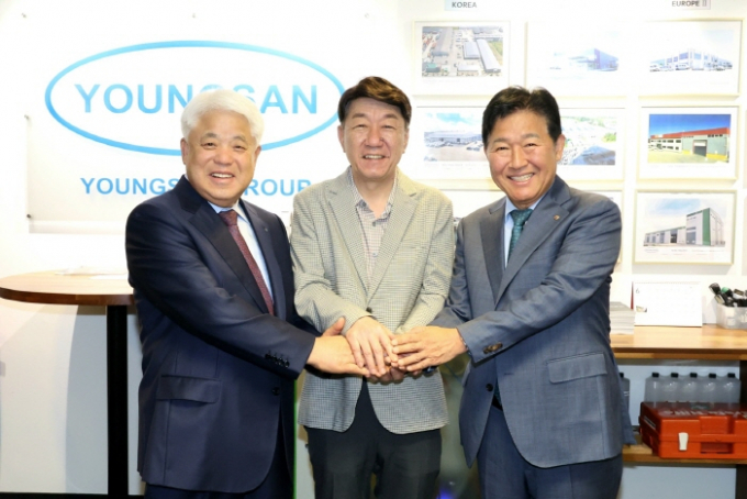 '2036 전주 하계올림픽' 유치를 기원하며  김정태 전주상공회의소 회장과 우범기 전주시장,박종범 월드옥타 회장(사진 왼쪽부터)이 손을 맞잡고 협력을 다짐하고 있다./사진=전주시