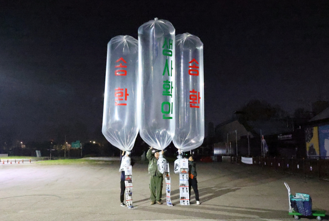 대북전단 살포 단체인 납북자피해가족연합회가 오는 14일부터 대북전단을 살포하겠다고 밝혔다. 사진은 최성룡 납북자가족모임 대표와 회원들이 대북전단을 살포하는 모습. /사진=뉴스1