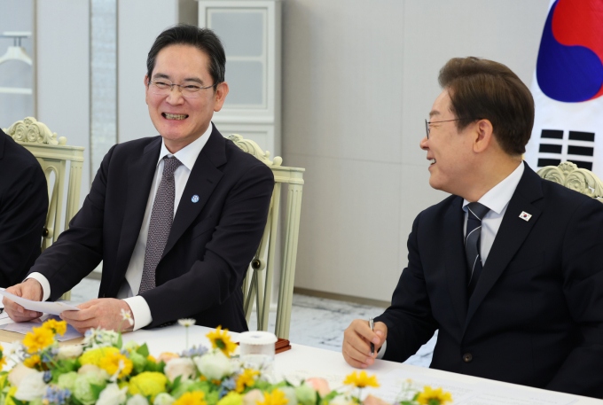 이재명 대통령이 13일 서울 용산 대통령실에서 열린 6경제단체와 기업인 간담회에서 이재용 삼성전자 회장 등 재계 주요 총수들과 만났다. /사진=뉴시스