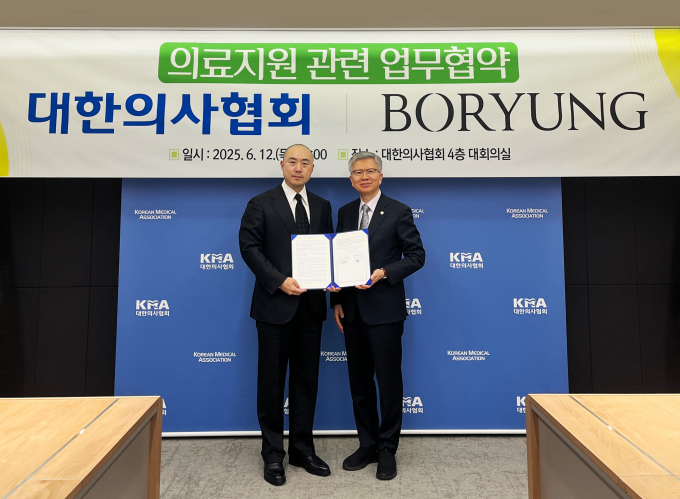 보령과 대한의사협회가 의료지원 추진을 위한 업무제휴 협약을 맺었다. 김정균 보령 대표이사(왼쪽)와 김택우 대한의사협회 회장이 업무 협약을 체결한 후 기념 촬영을 하고 있다. /사진=보령 