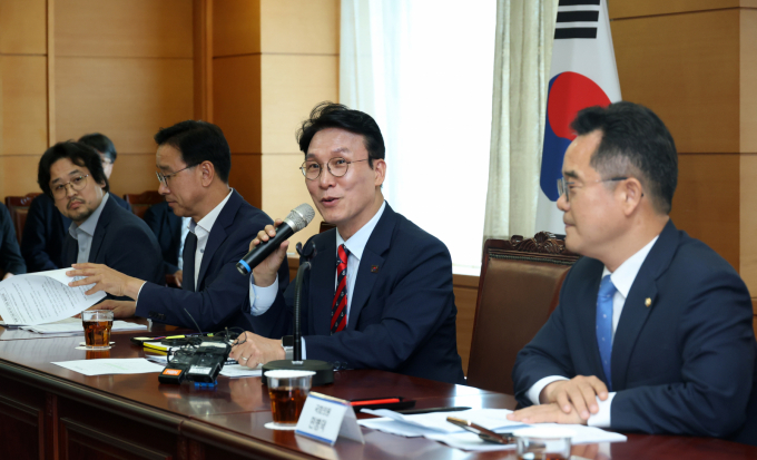 김민석 국무총리 후보자가 13일 서울 종로구 통의동 금융감독연수원에 마련된 청문회 준비단 사무실에서 열린 밥상물가 안정을 위한 경청 간담회에서 발언하고 있다. /사진=뉴스1