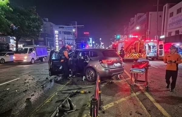 무면허 음주상태로 벤츠 차량을 몰다가 사망 사고를 낸 20대 운전자가 "숨진 동승자의 강요로 운전했다"고 주장했다. 사진은 지난달 8일 인천시 남동구 구월동 한 도로에서 발생한 음주운전 교통사고 현장 모습. /사진=인천소방본부 제공