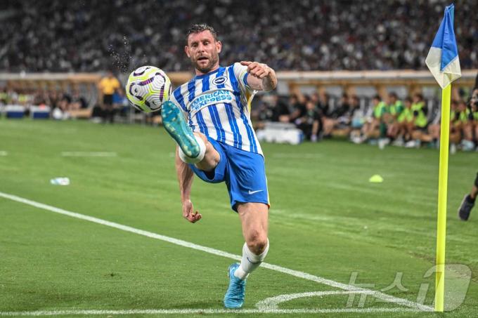 제임스 밀너가 2025-26시즌에 브라이턴 유니폼을 입고 EPL 무대를 누빈다. ⓒ AFP=뉴스1