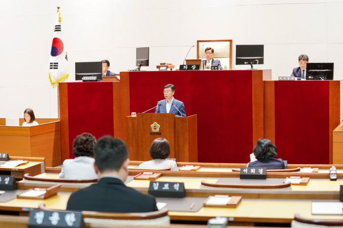 신상진 성남시장(맞은편 앞줄 오른쪽)은 13일 열린 성남시의회 제1차 정례회 제2차 본회의에서 시정질문에 대한 총괄 답변을 통해 성남시가 추진 중인 주요 정책과 사업 추진 계획을 밝히고 있다. /사진제공=성남시 