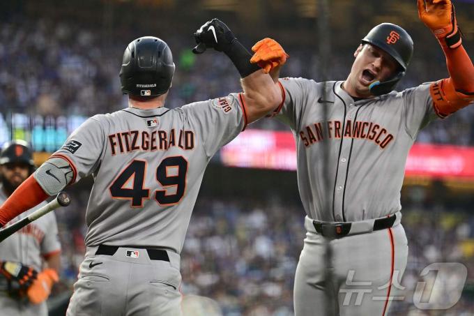 만루홈런을 때린 샌프란시스코 자이언츠 케이시 슈미트(오른쪽). ⓒ AFP=뉴스1