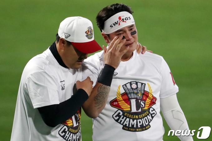 추신수(오른쪽)는 2022년 SSG 랜더스의 통합 우승에 힘을 보탰다. 뉴스1 DB ⓒ News1 민경석 기자