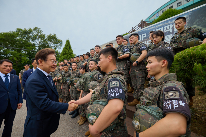 이재명 대통령이 지난 13일 경기도 연천군 육군 25사단 비룡전망대를 방문해 장병들을 격려하고 있다./사진=이재명 대통령 SNS 