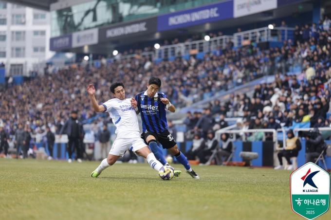 인천과 수원의 지난 3월 경기 모습(한국프로축구연맹 제공)