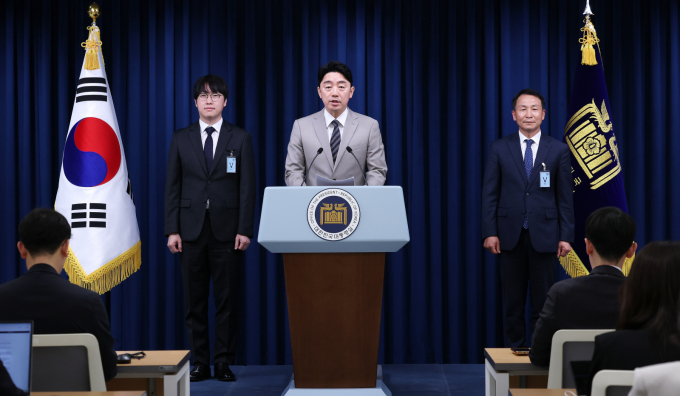 강훈식 대통령 비서실장이 15일 서울 용산구 대통령실 청사에서 인선 브리핑을 하고 있다. 왼쪽부터 하정우 AI 미래기획수석, 강 비서실장, 김현종 국가안보실 1차장. /사진=뉴스1