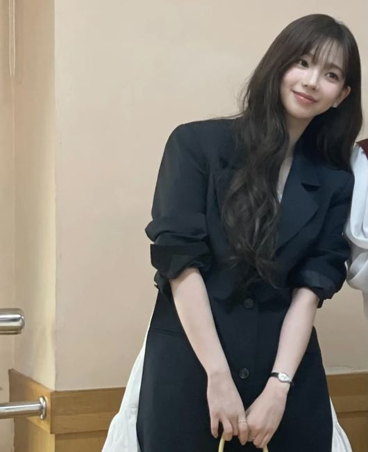 지난 14일 친언니 결혼식에 참석한 카리나의 모습이 커뮤니티와 SNS(소셜미디어) 등에 확산했다. /사진=온라인 커뮤니티