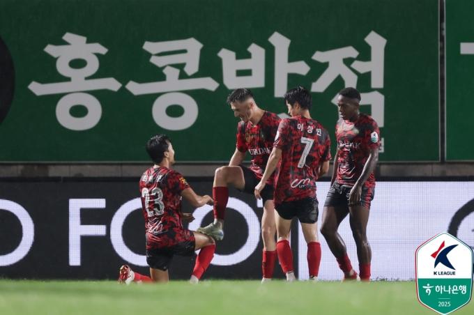 경남을 3-0으로 꺾은 김포 선수들이 기뻐하고 있다.(한국프로축구연맹 제공)