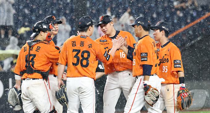 15일 대전 한화생명볼파크에서 열린 프로야구 '2025 신한 SOL 뱅크 KBO리그' 한화이글스 대 LG트윈스 경기에서 한화가 10대5로 승리하며 LG를 제치고 1위로 올라서며 선수들이 기뻐하고 있다. 2025.6.15/뉴스1 ⓒ News1 김기남 기자