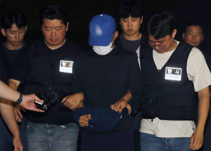 대구에서 스토킹하던 여성을 살해한 혐의를 받는 40대 남성 피의자가 도피 4일 만에 경찰에 검거됐다. 사진은 지난 15일  대구에서 스토킹 하던 여성을 살해한 피의자가 대구 성서경찰서에 압송되고 있는 모습. /사진=뉴스1