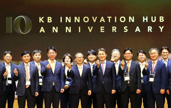 권대영 금융위원회 사무처장(왼쪽에서 여덟 번째), 양종희 KB금융그룹 회장(왼쪽에서 여섯 번째), 이재근 KB국민은행 행장(왼쪽에서 네 번째)이 지난해 4월 열린 'KB Innovation HUB센터' 10주년 기념행사에서 기념 촬영하고 있다. /사진=KB금융그룹